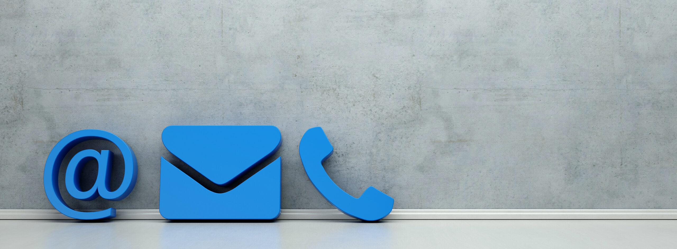 Blaue Kontakt Icons an eine Wand gelehnt als Hotline und Service Panorama Konzept