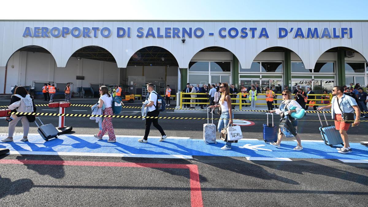 Sei mesi di attività per l’aeroporto Costa d’Amalfi: una risorsa chiave per la Campania e il suo turismo.